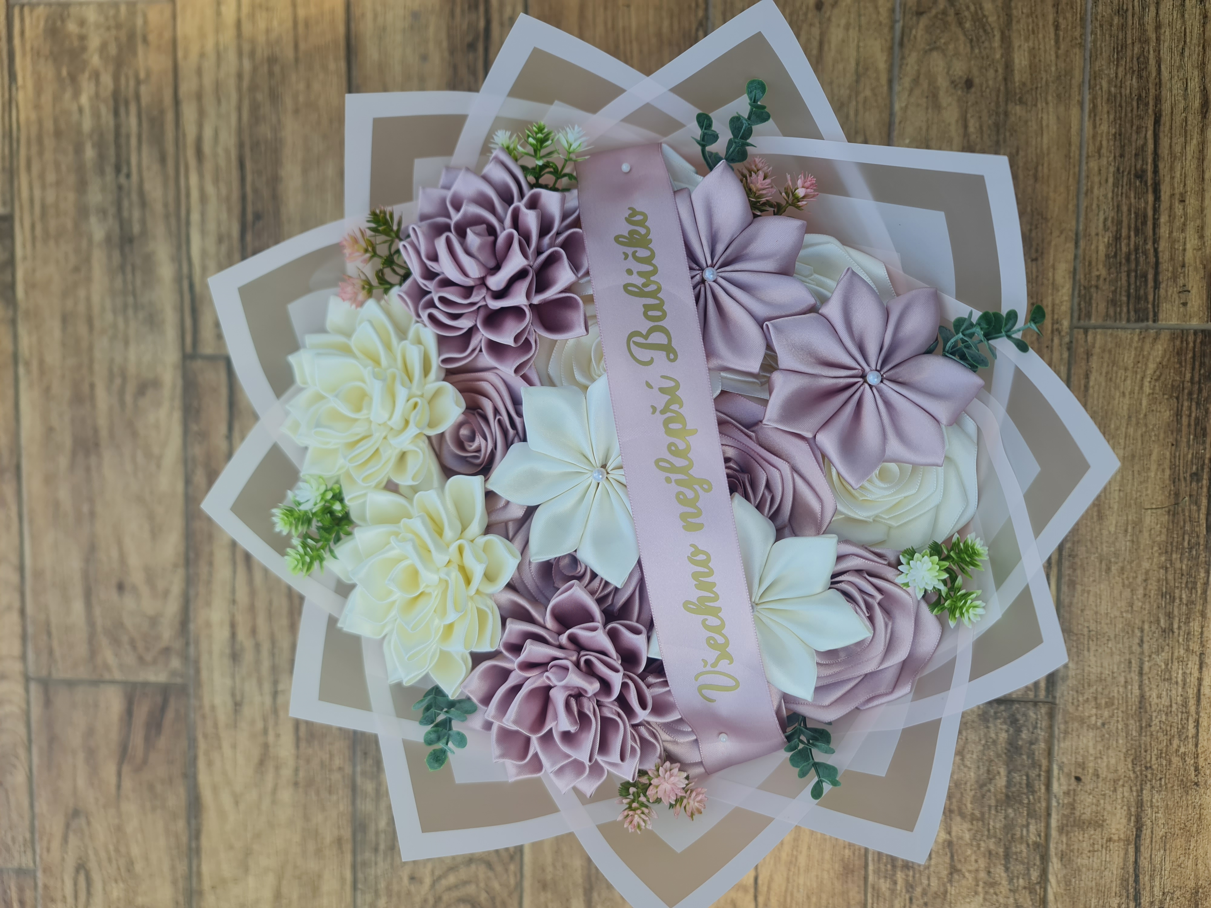 Jemná kytice ze stuh s růžovými a krémovými květy a nápisem Všechno nejlepší babičko