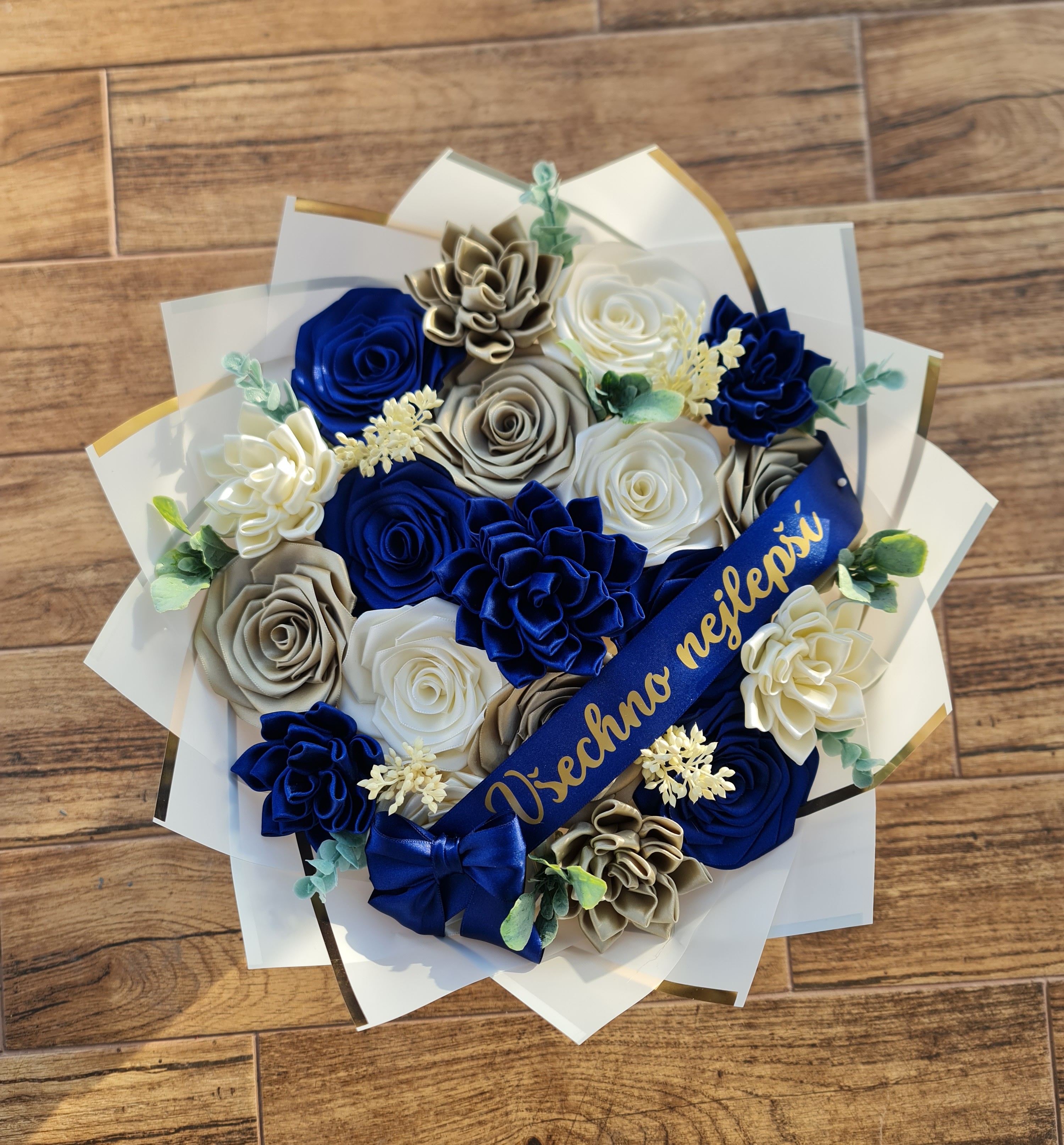 Elegantní kytice ze stuh v námořnické modré, krémové a zlaté kombinaci s nápisem Všechno nejlepší