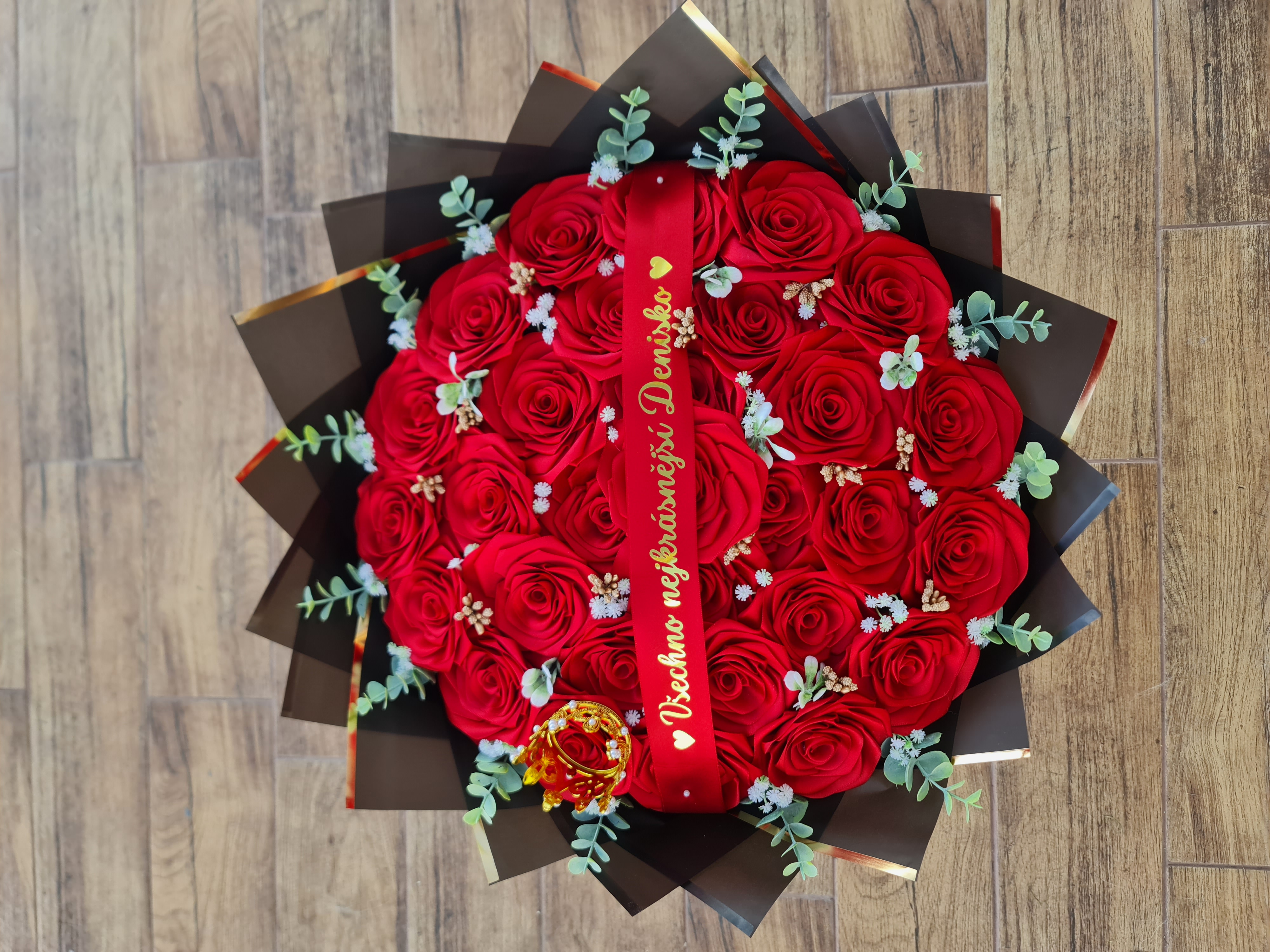 Luxusní velká kytice z 30 červených saténových růží s nápisem Všechno nejkrásnější