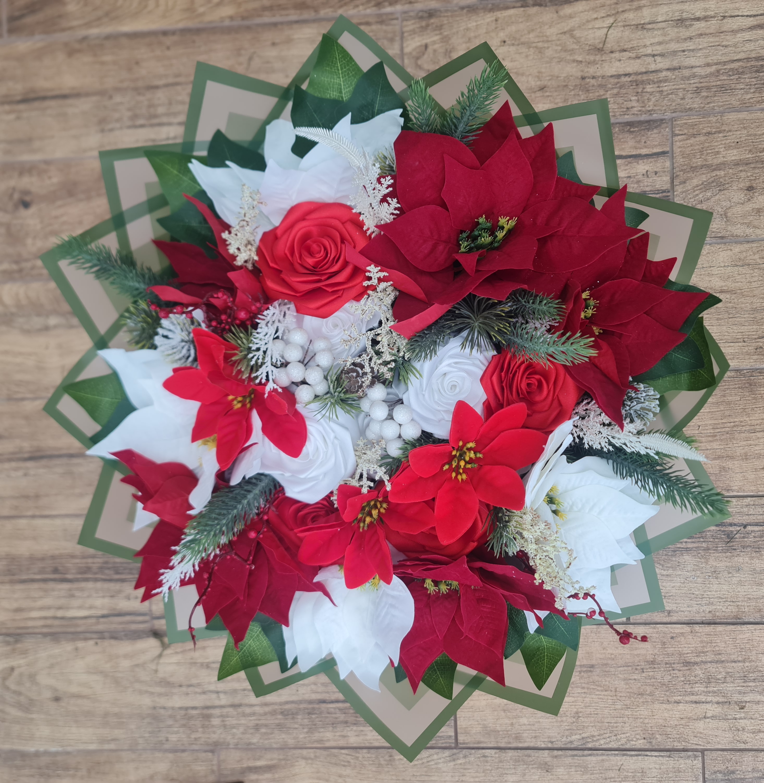 Vánoční kytice ze stuh s motivem červených a bílých vánočních hvězd