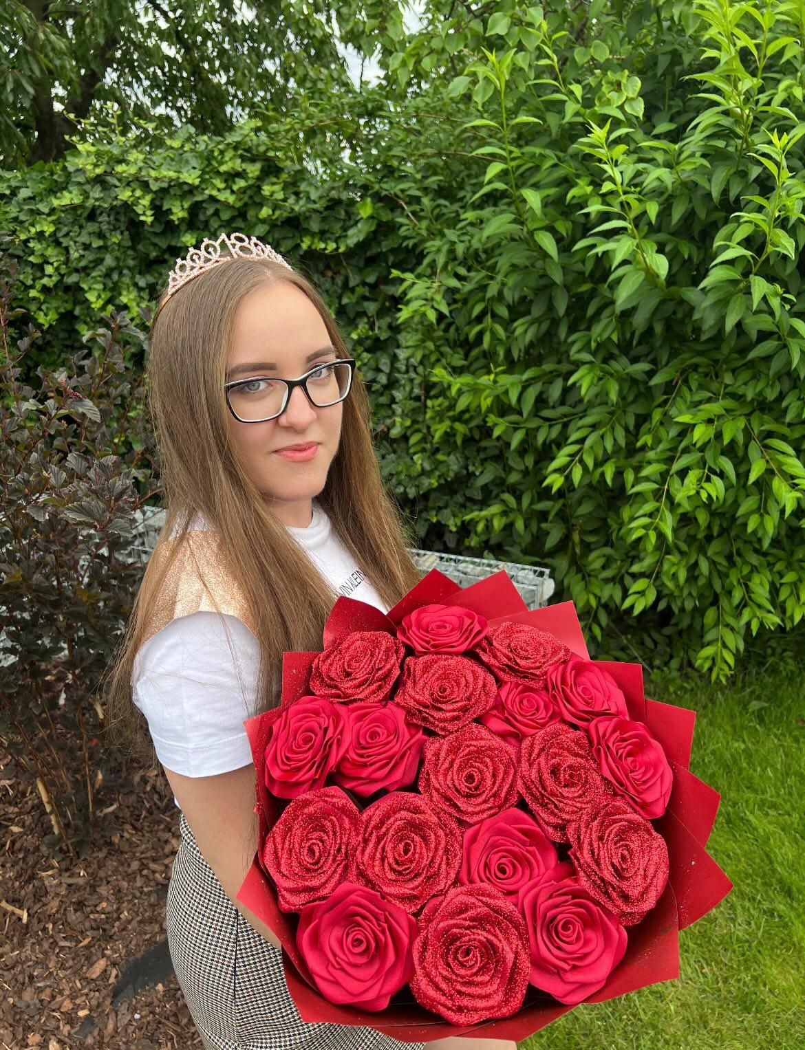 Velká kytice z červených saténových růží jako dárek k narozeninám nebo oslavě