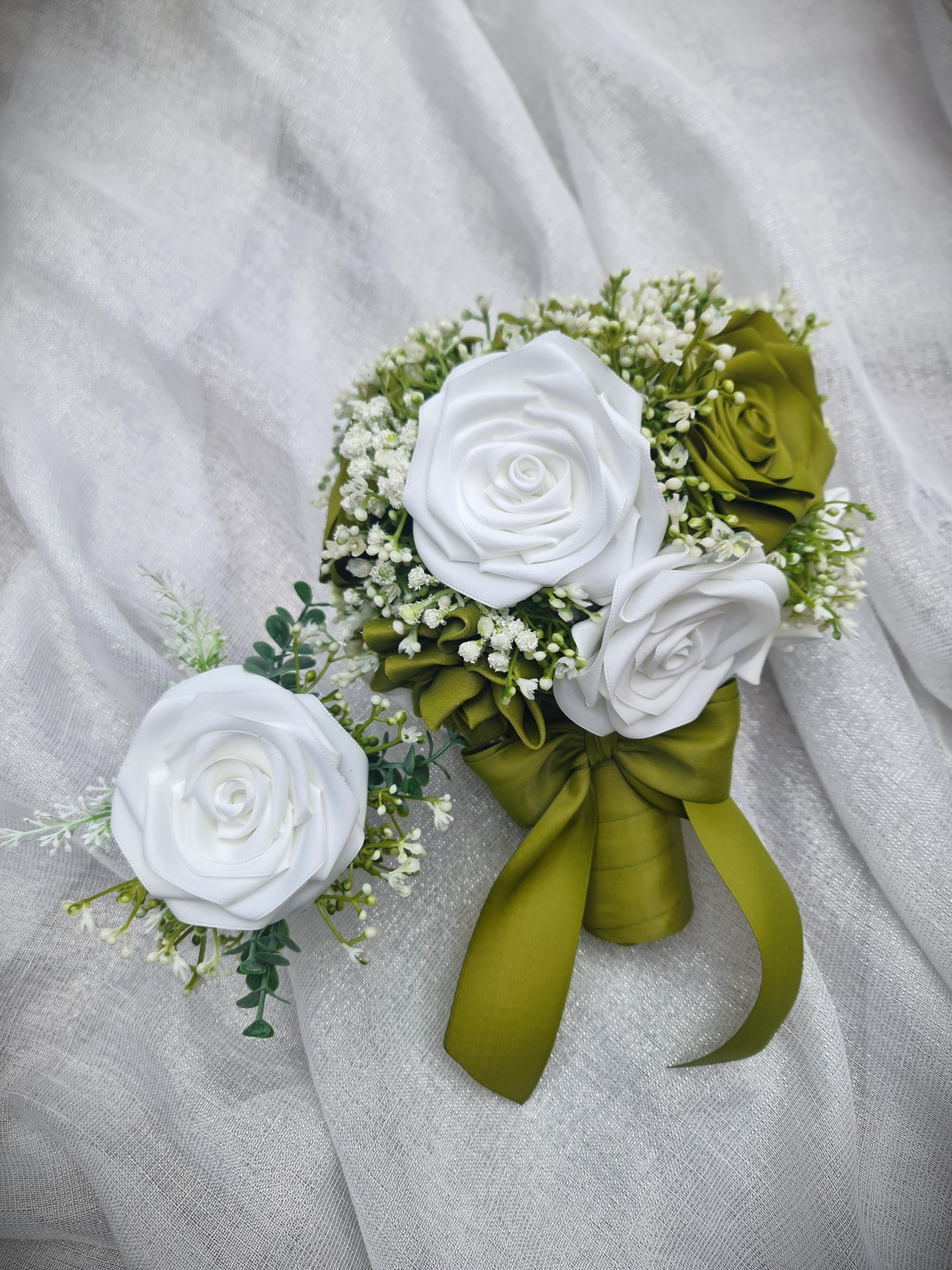 Matná svatební kytice v barvách khaki a bílé