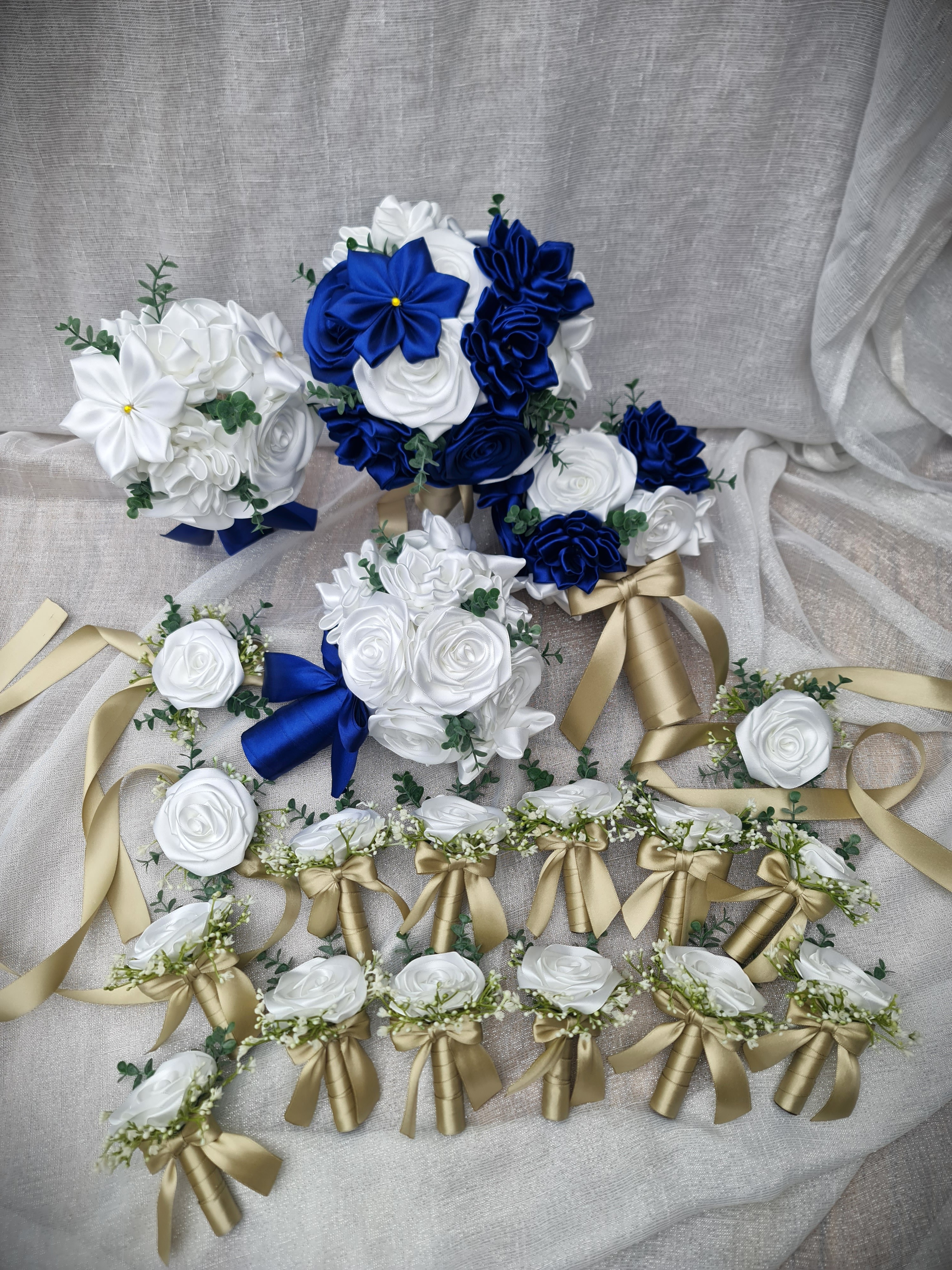 Sada svatebních kytic v královské modré, zlaté a bílé