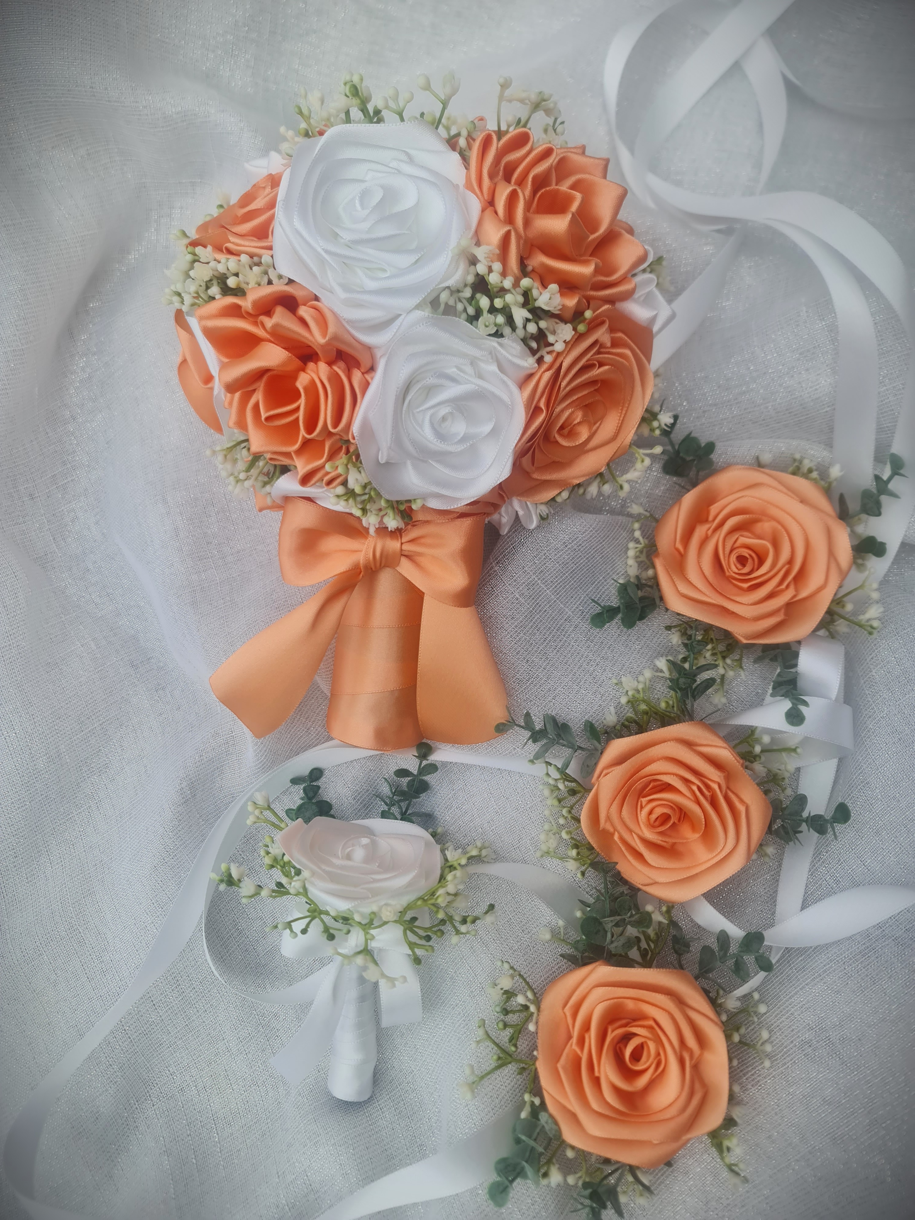 Elegantní svatební kytice v tónech bílé a jemné meruňkové