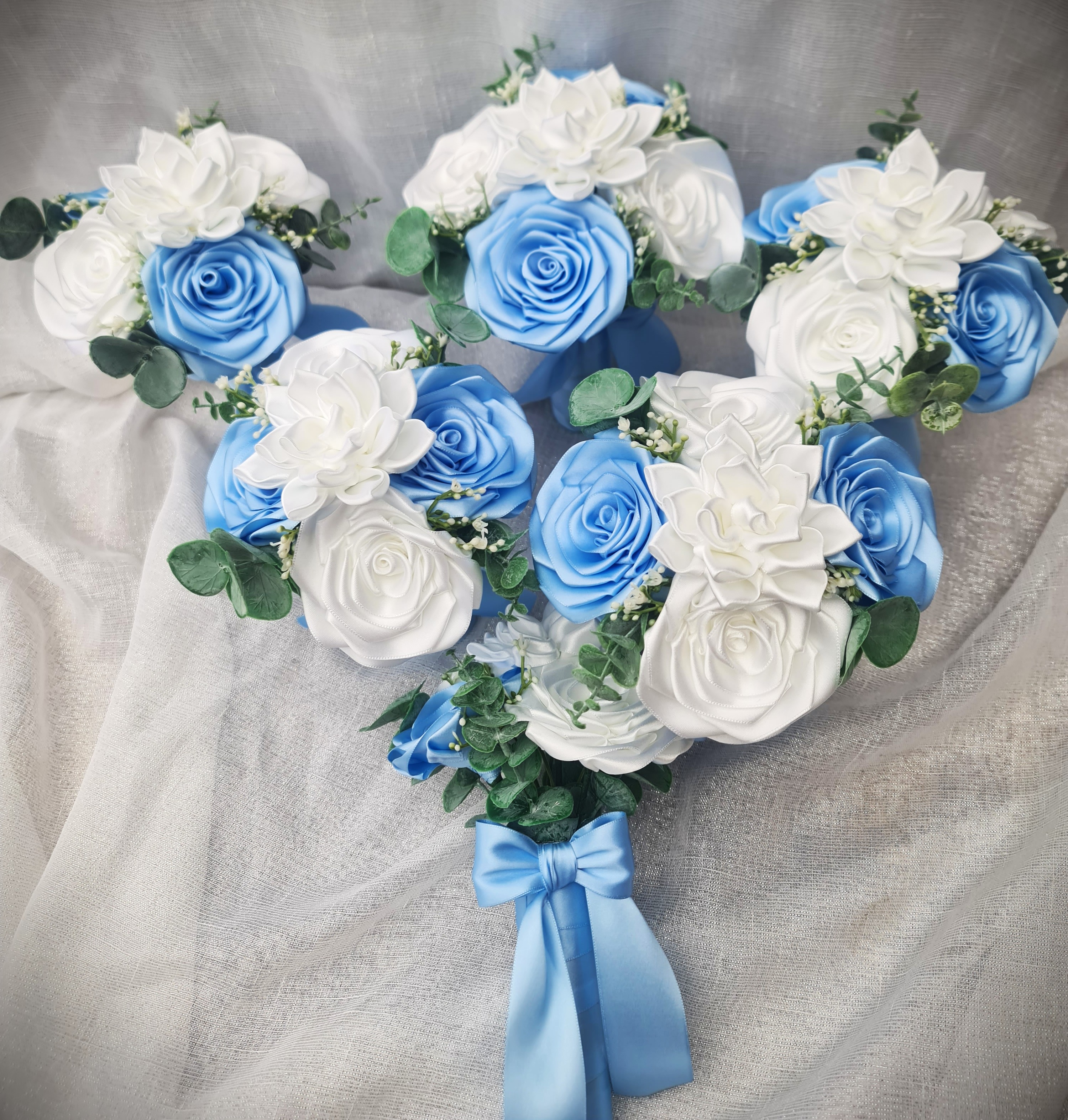 Svatební kytice s kombinací saténových růží a drobných kytiček pro nevěstu i družičky