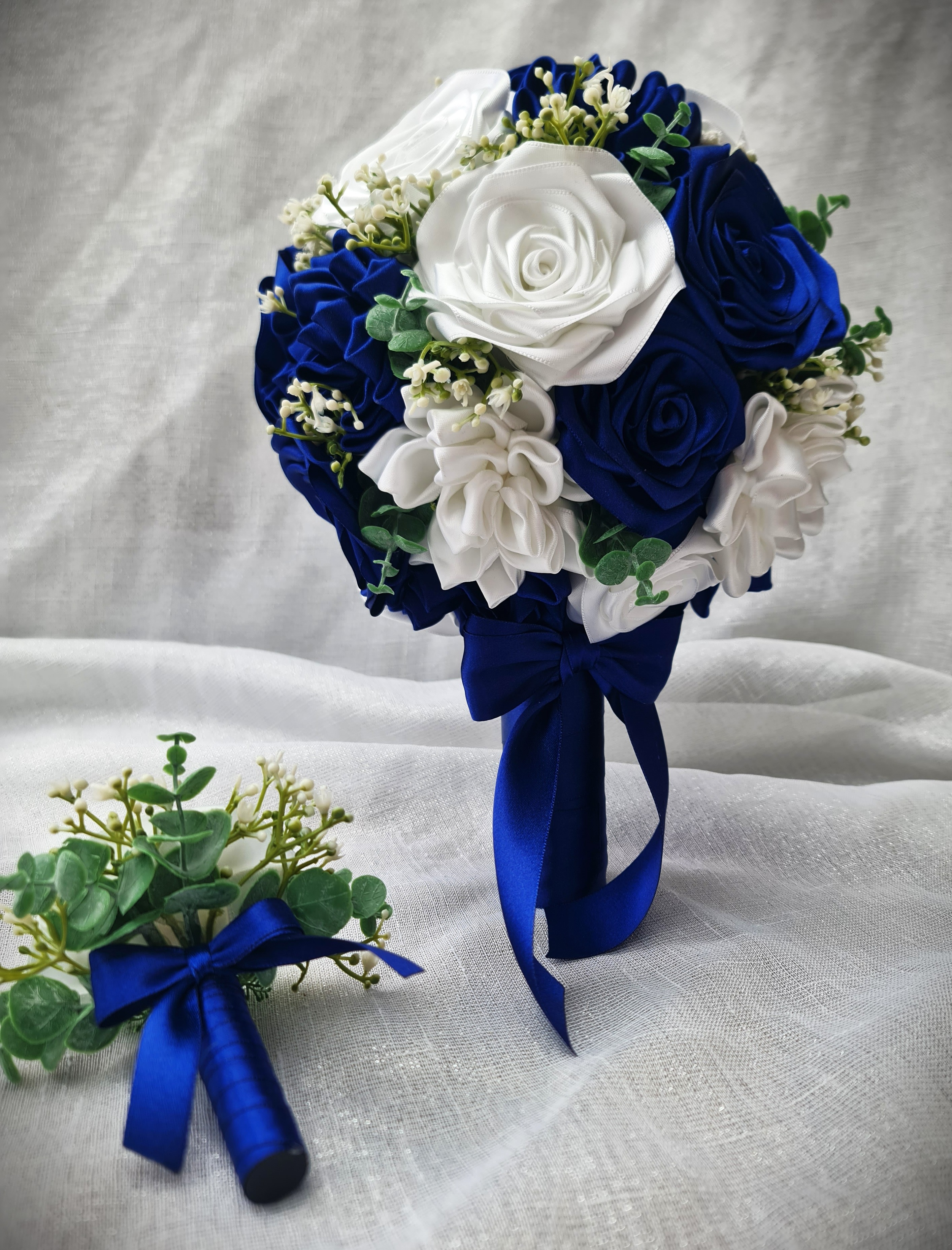 Kulatá kytice ze stuh v námořní modré a bílé