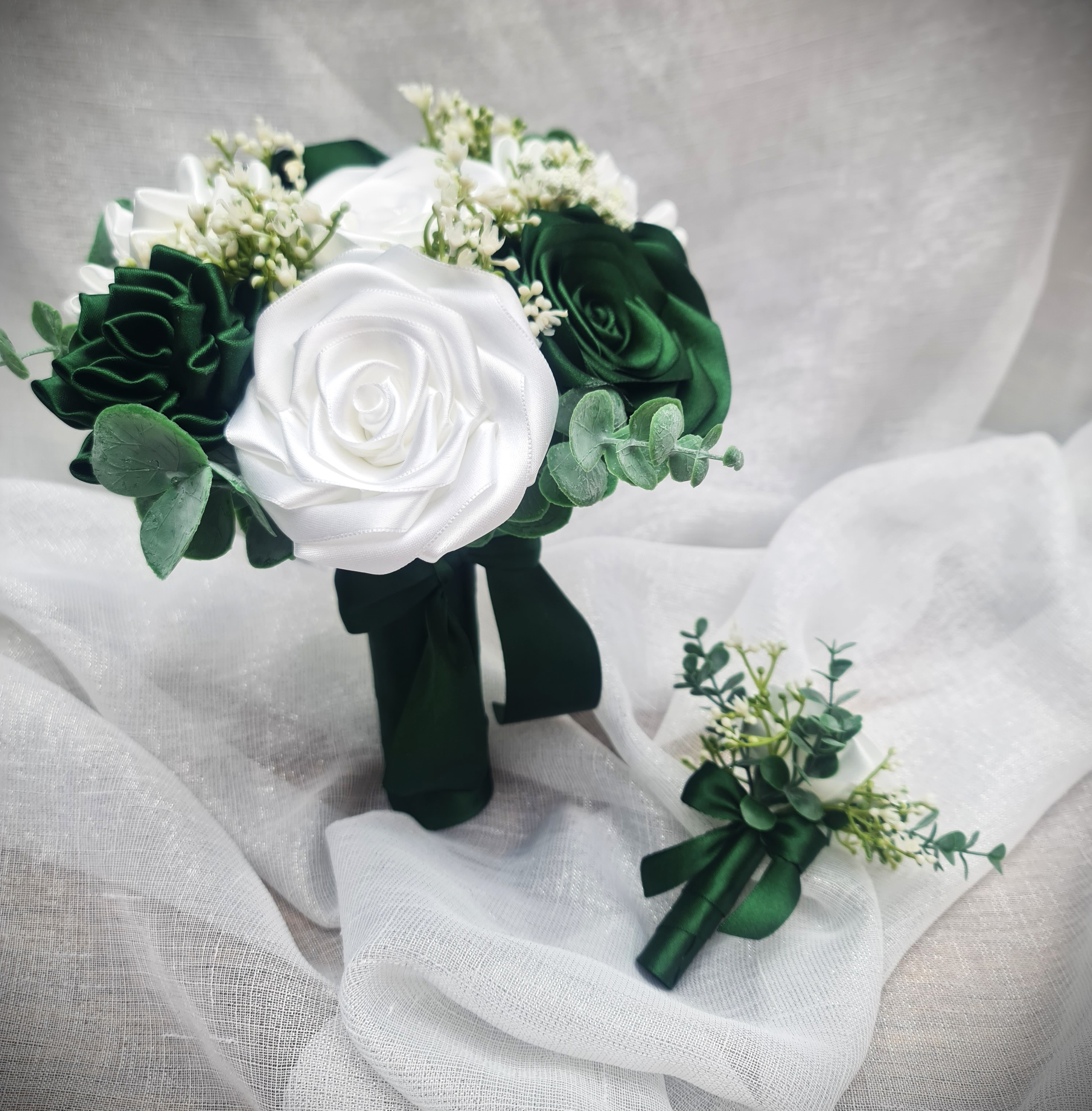 Elegantní kytice v barvách tmavě zelené a bílé