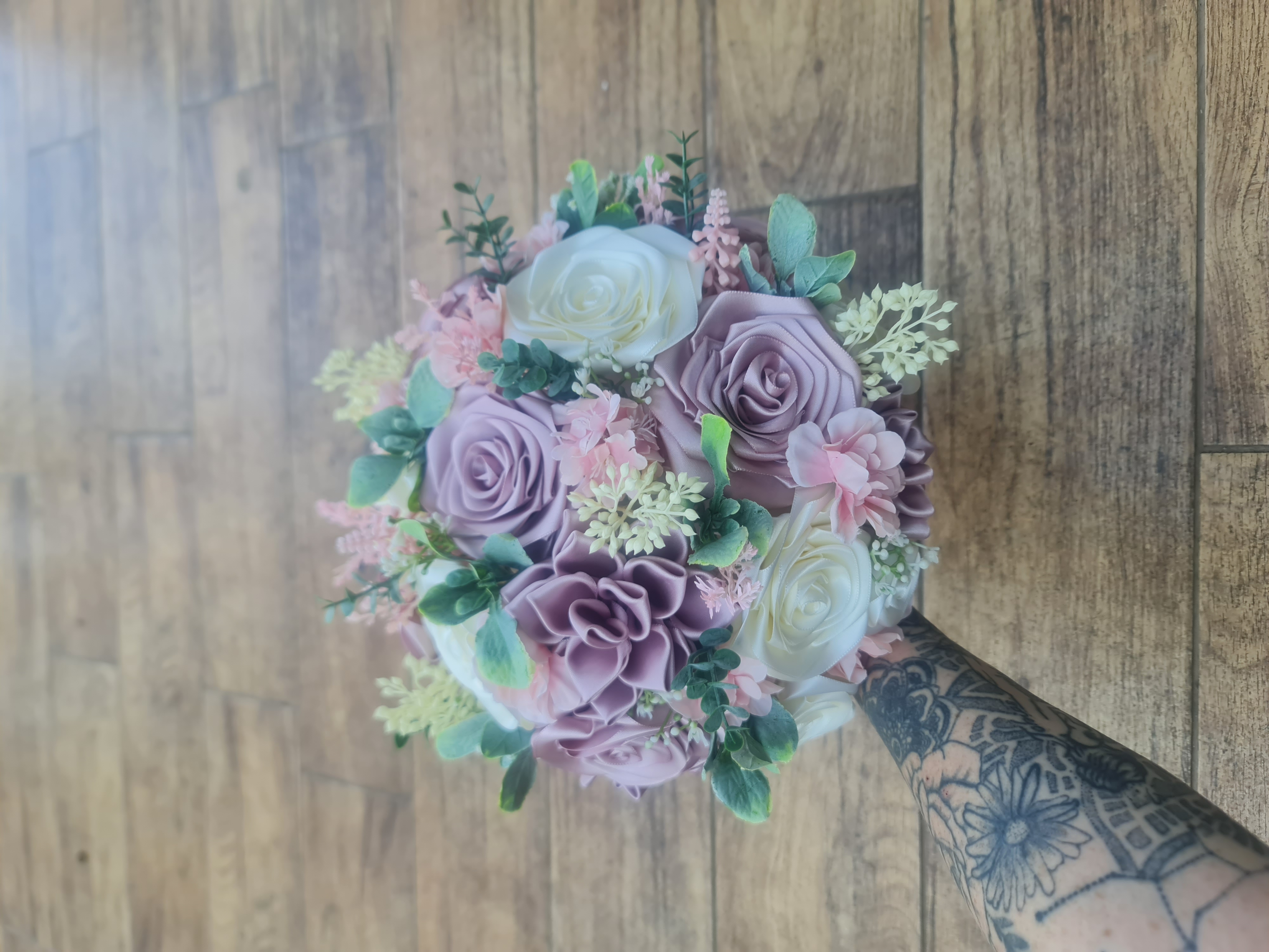 Svatební kytice s kombinací saténových růží a drobných kytiček