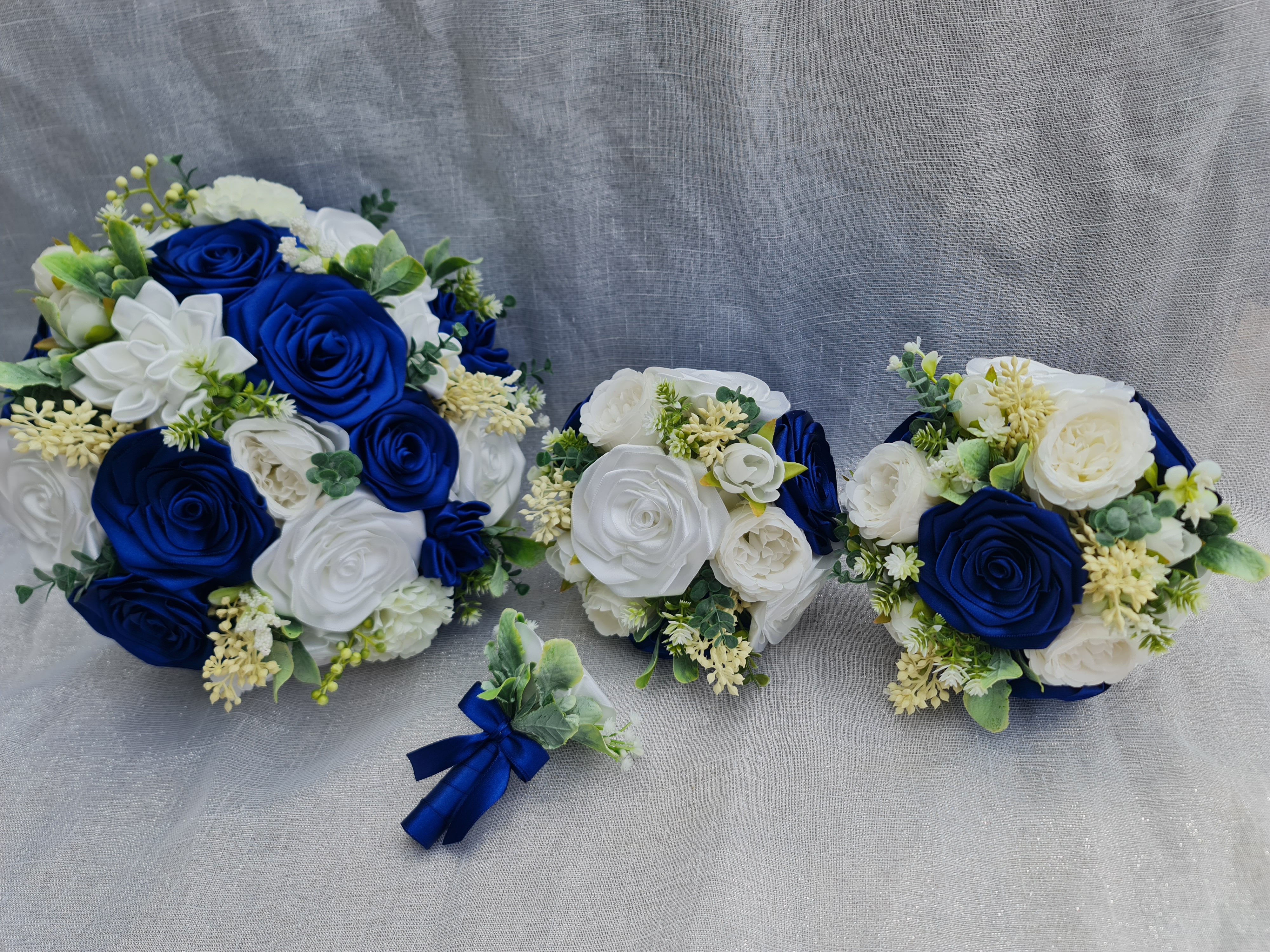 Výrazná modro-bílá kytice ze saténových stuh pro nevěstu