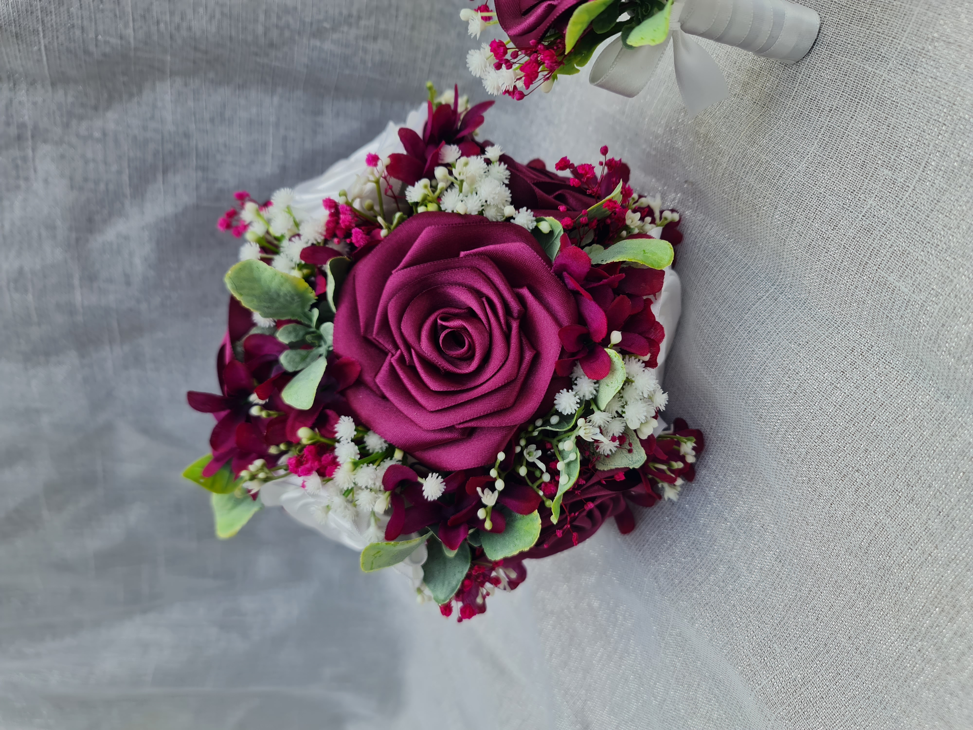Svatební kytice v barvě vínová a bílá pro podzimní svatbu
