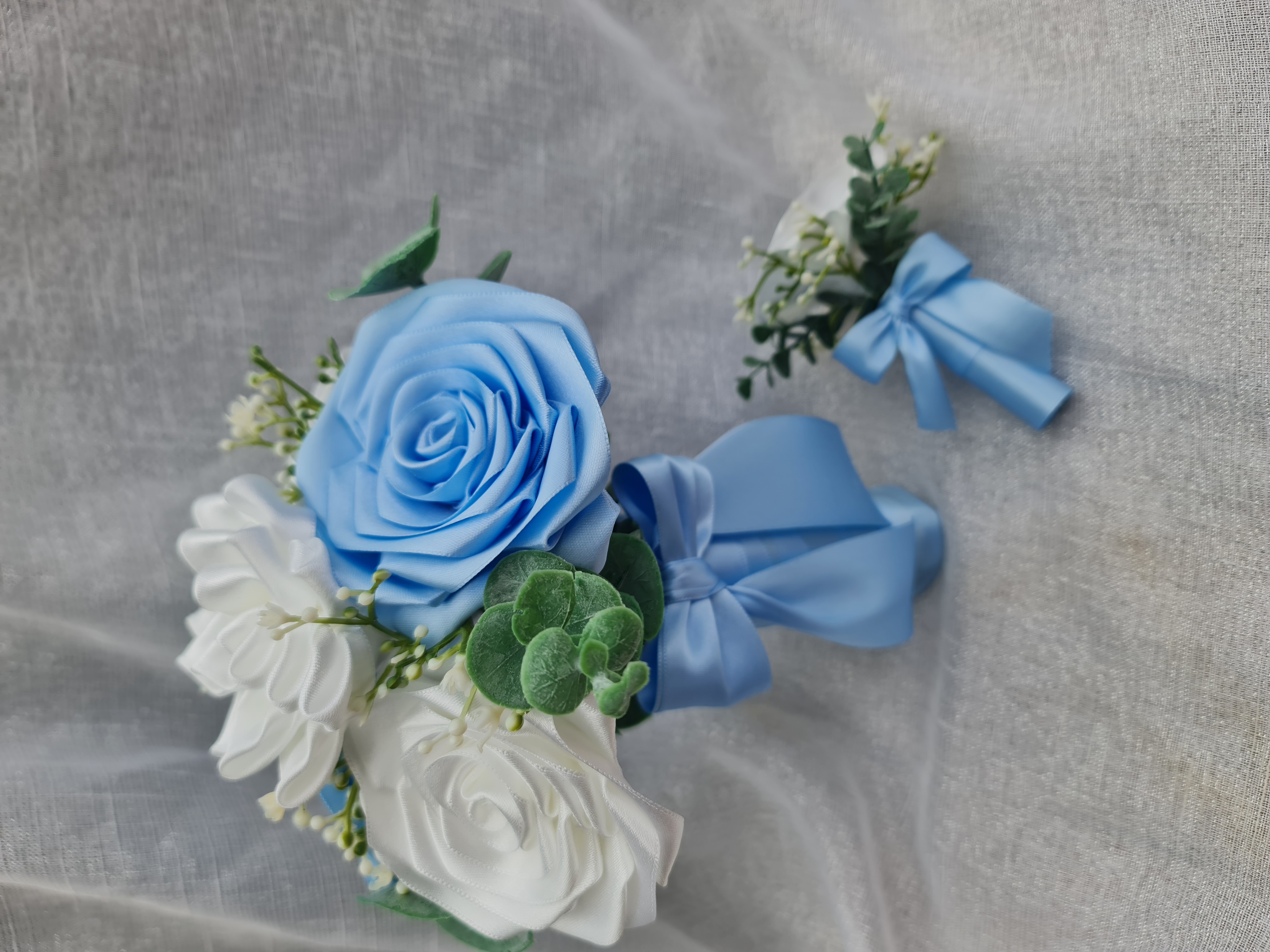 Saténová kytice v jemné kombinaci nebesky modré a bílé