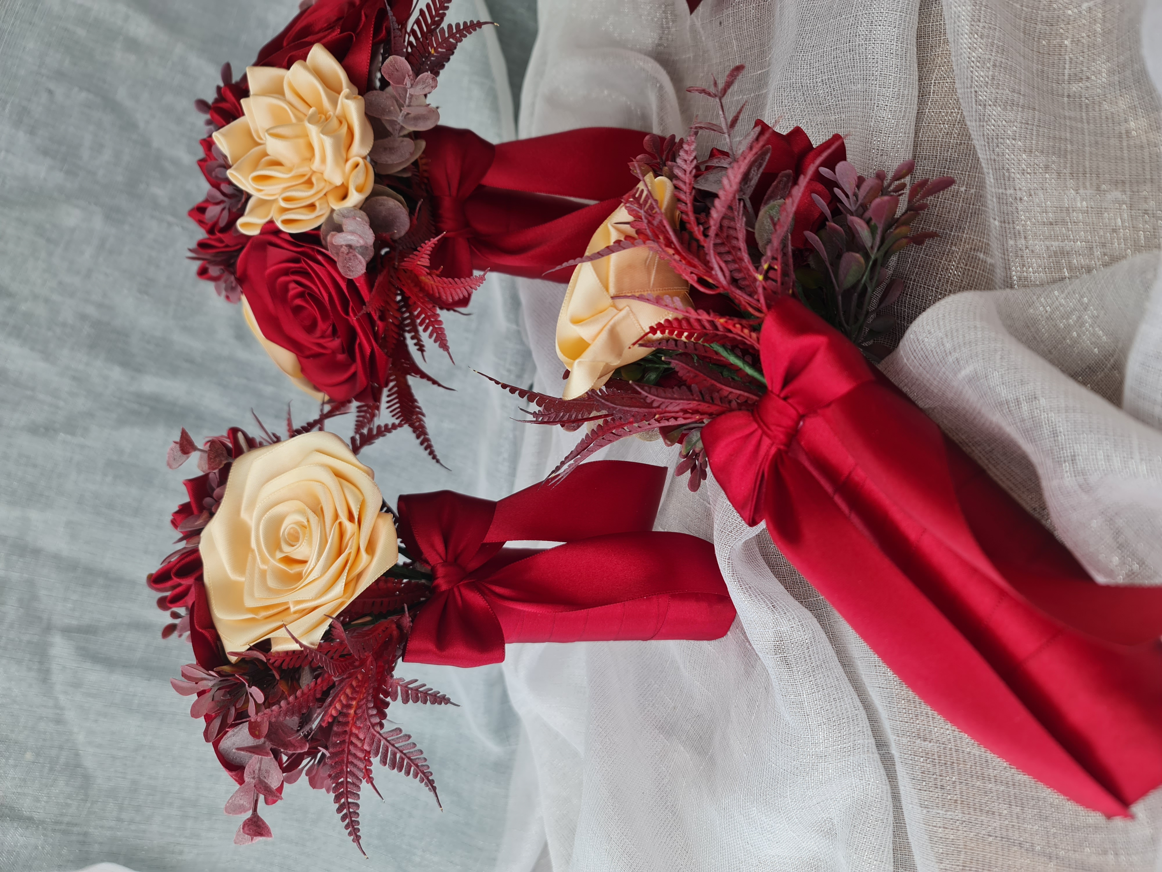 Svatební kytice v barvě bordo a krémová pro podzimní svatbu