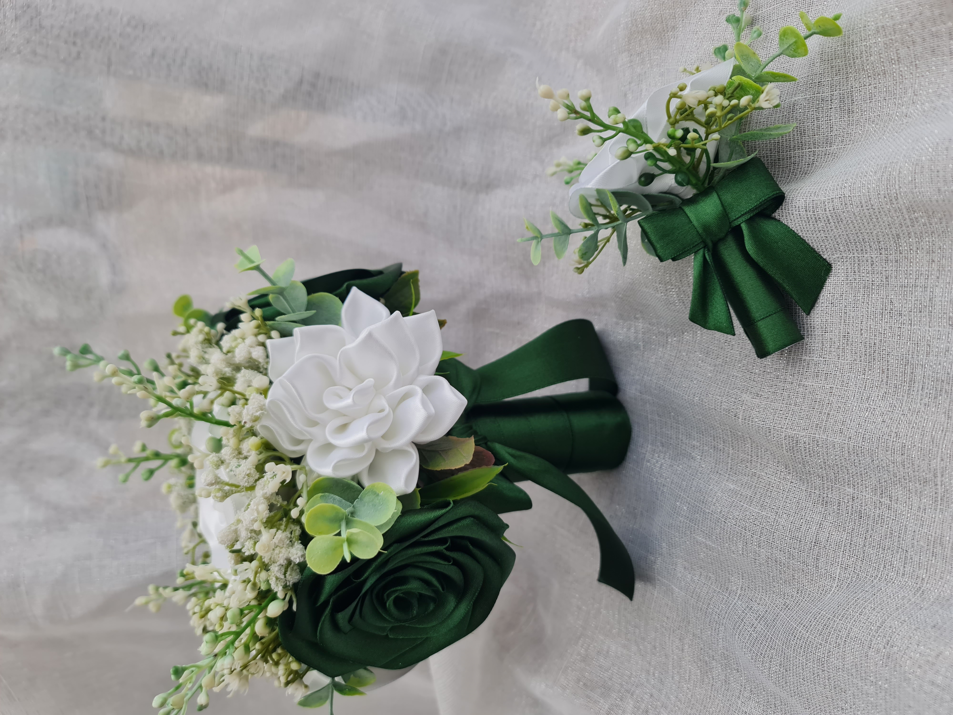 Svatební kytice v barvě zelená a bílá doplněno umělými květy