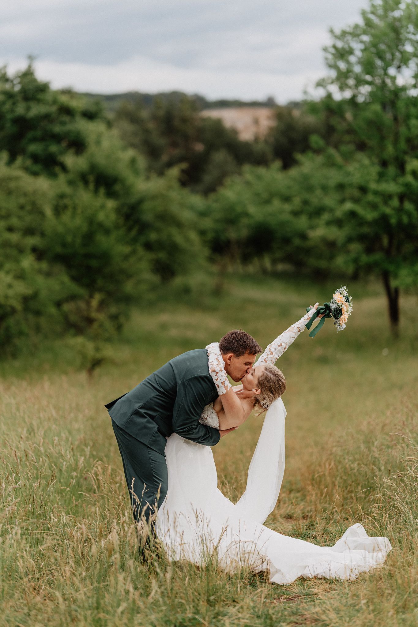 Svatební kytice v přírodních odstínech na venkovní svatbu