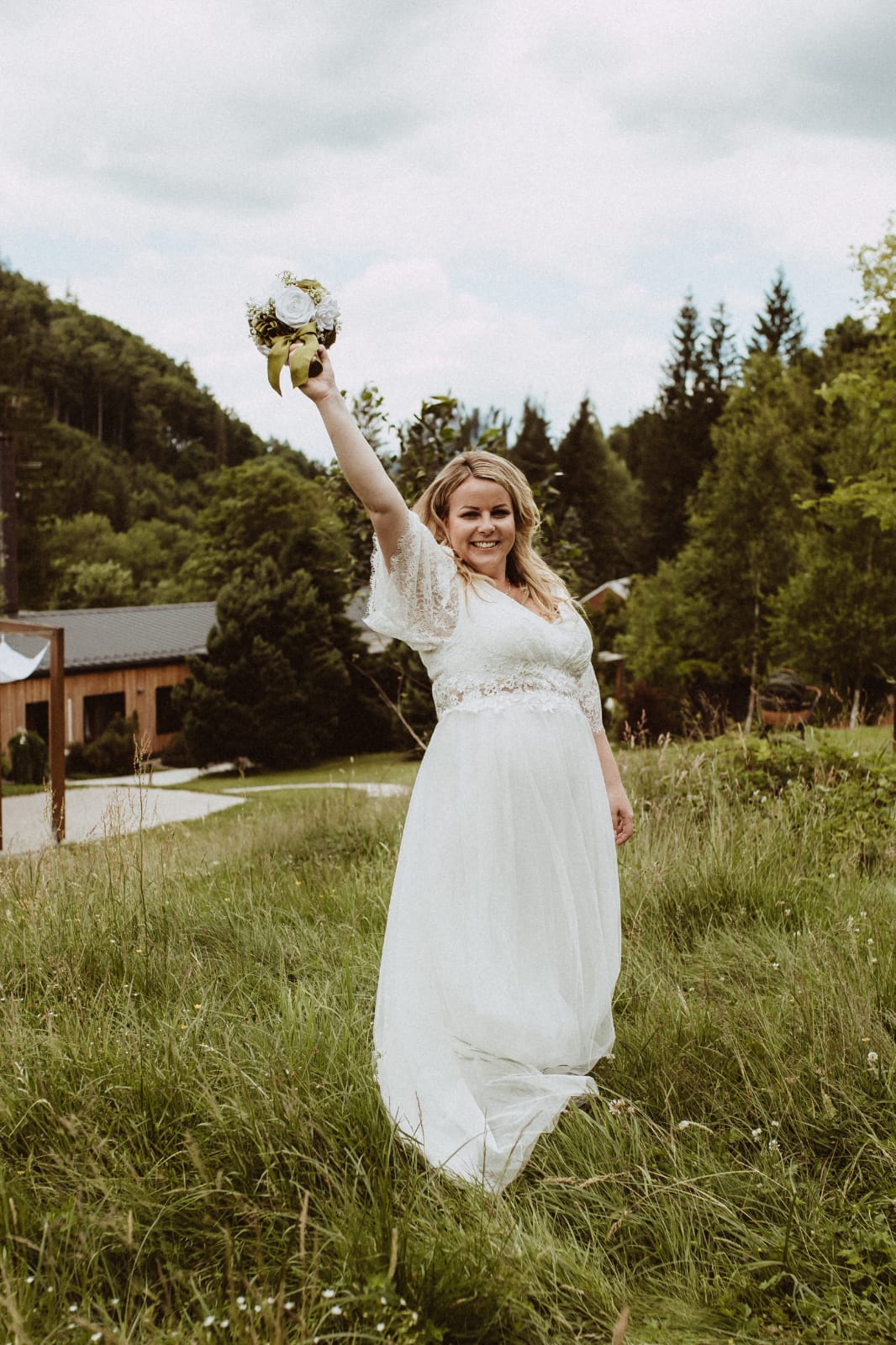 Moderní kytice ze stuh v kombinaci khaki a bílé barvy