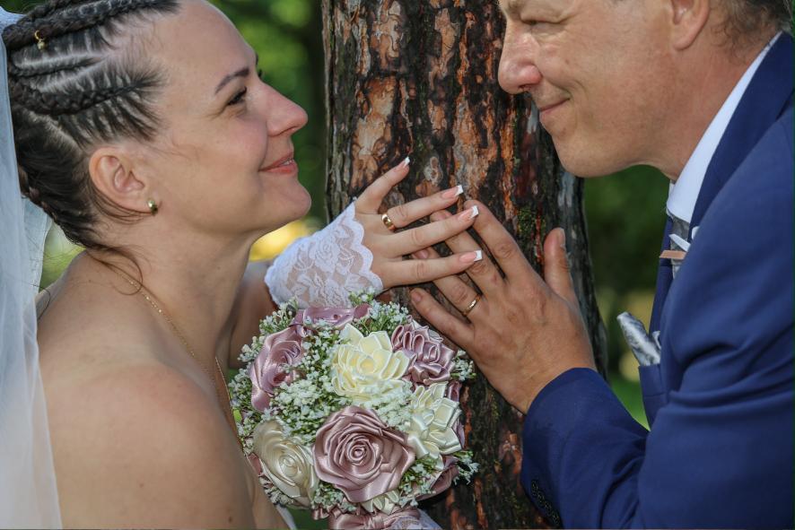 Kulatá svatební kytice v barvách starorůžová a krémová
