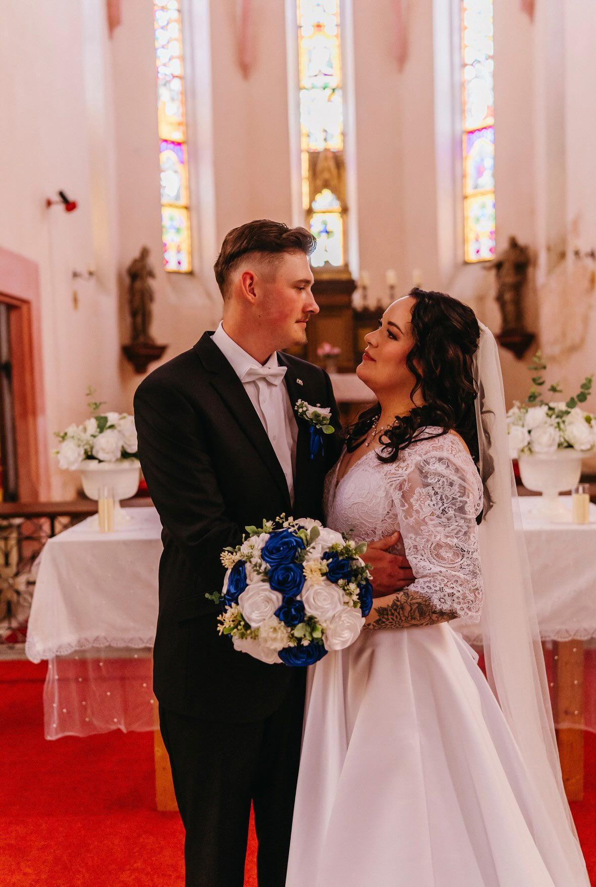 Svěží modrá svatební kytice laděná do námořnického stylu