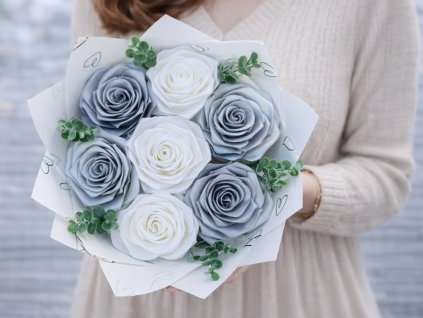 Střední kytice ze stuh se 7 saténovými růžemi v moderní kombinaci šedé a bílé barvy