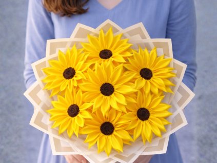 Střední kytice ze stuh se 7 ručně vyráběnými saténovými slunečnicemi v dárkovém balení