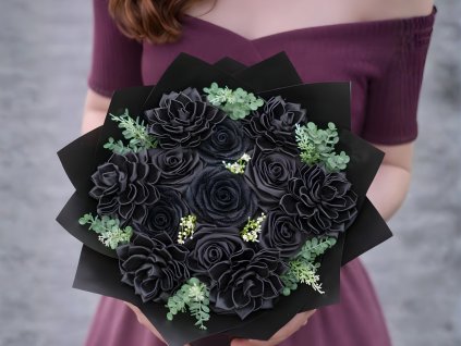 Střední kytice ze stuh se 13 černými saténovými růžemi zdobená stříbrnými třpytkami