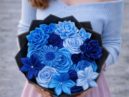 Střední kytice ze stuh se 17 saténovými růžemi v tónech světle a tmavě modré barvy s bílými doplňky