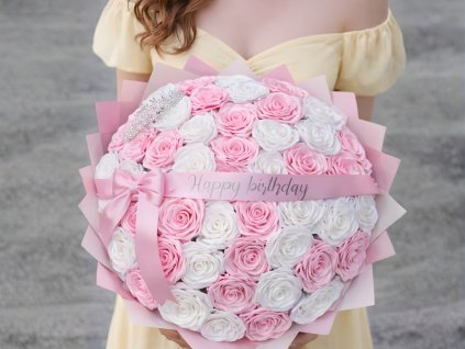 Velká kytice ze stuh se 48 saténovými růžemi v bílé a růžové barvě zdobená třpytkami