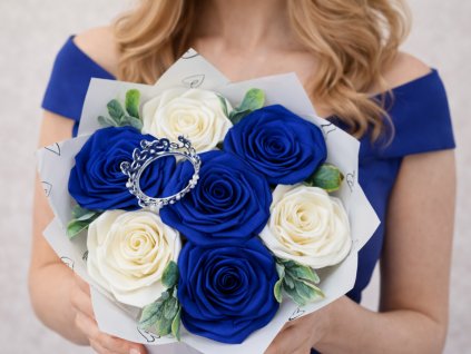 Střední kytice ze stuh se 7 saténovými růžemi v tmavě modré a krémové barvě zdobená stříbrnou korunkou