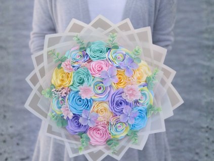 Střední kytice ze stuh s 18 saténovými růžemi v pastelových barvách s duhovými akcenty