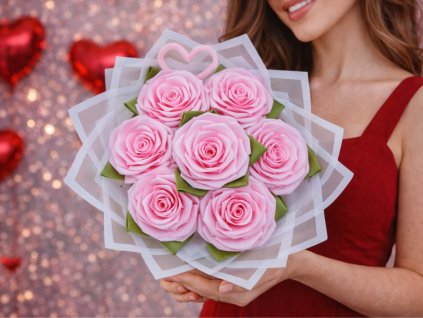 Brunetka v červených vyšívaných šatech drží jemně růžovou kytici ze 7 saténových růží s růžovým srdíčkem na romantickém pozadí.