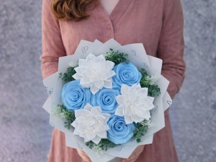 Střední kytice ze stuh se 4 saténovými růžemi a 3 jiřinami v modro-bílé kombinaci zdobená třpytkami