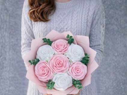 Střední kytice ze stuh se 7 saténovými růžemi v bílé a růžové barvě zdobená třpytkami