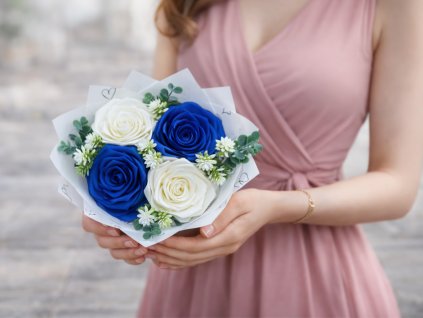 Malá kytice ze stuh se čtyřmi saténovými růžemi v kombinaci královsky modré a krémové barvy