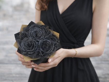 Malá kytice ze stuh se třemi černými saténovými růžemi a černými třpytkami