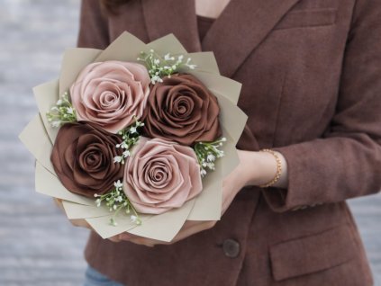 Malá kytice ze stuh se čtyřmi saténovými růžemi v elegantní kombinaci hnědé a krémové barvy