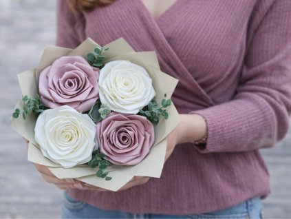 Malá kytice ze stuh se čtyřmi saténovými růžemi v jemné kombinaci pudrově růžové a krémové barvy