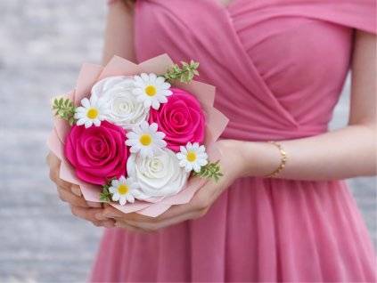 Malá kytice ze stuh se čtyřmi saténovými růžemi v malinové, růžové a bílé barvě