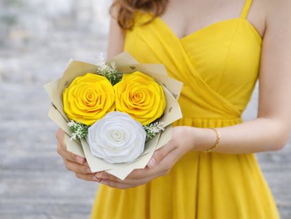 Malá kytice ze stuh se třemi saténovými růžemi ve žluto-bílé kombinaci