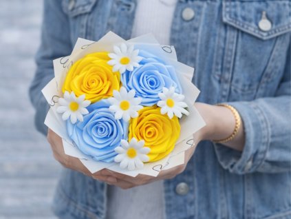 Malá kytice ze stuh se čtyřmi saténovými růžemi ve žluto-modré kombinaci