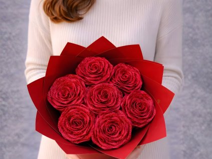 Střední kytice ze stuh se 7 červenými saténovými růžemi zdobenými červenými třpytkami