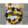 Velká kytice ze stuh s 27 saténovými růžemi v černo-bílo-žluté kombinaci s dekorací včelek