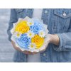 Malá kytice ze stuh se čtyřmi saténovými růžemi ve žluto-modré kombinaci