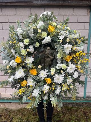 SLUNCE NA ROZLOUČENOU ☀️🕊️ Kolegovi, který se stal přítelem a který bude chybět 💛 Smuteční věnce vám vymyslime, dáme...