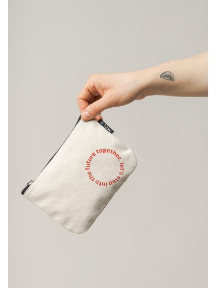 Small Pouch cream step into the future 01