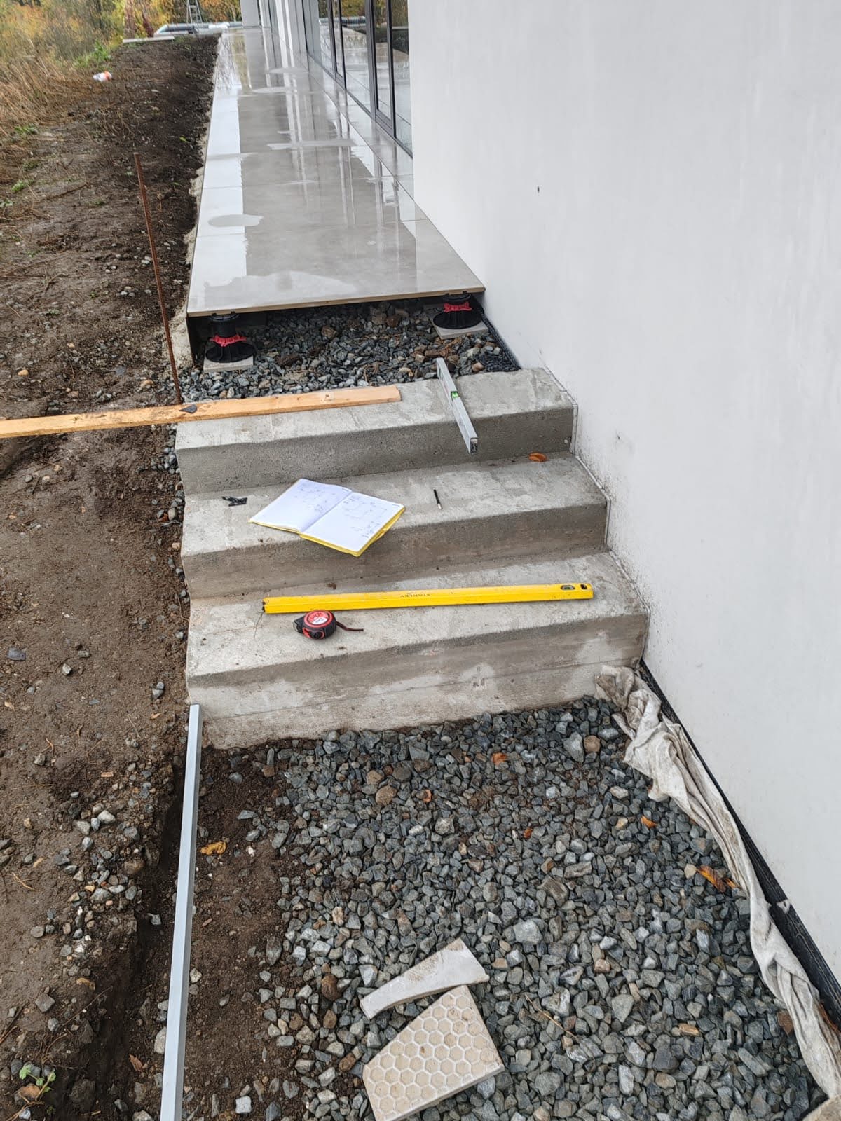 Betonové schodiště u domu před obložením