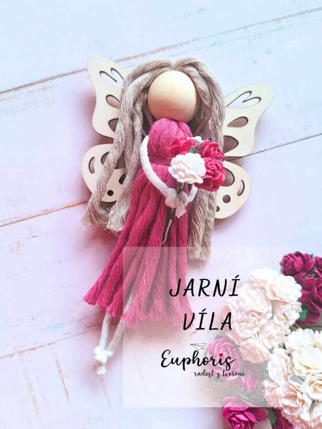 Jarní víla, která vznikne za pár minut. 🌸 Stačí jen kousek macramé šňůry, křídla, dřevěný korálek a pár papírových kytiček...