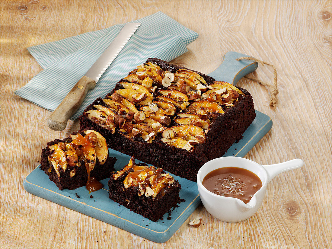 Čokoládové brownies s jablky a karamelem
