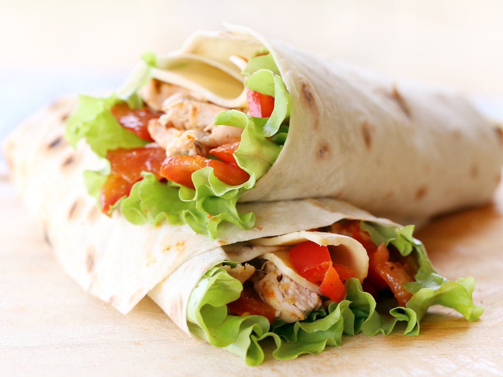 Tortilly plněné kuřecím masem a zeleninou