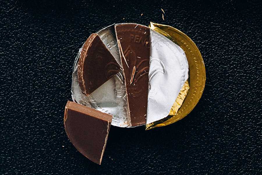 Nečekaná historie čokoládových mincí