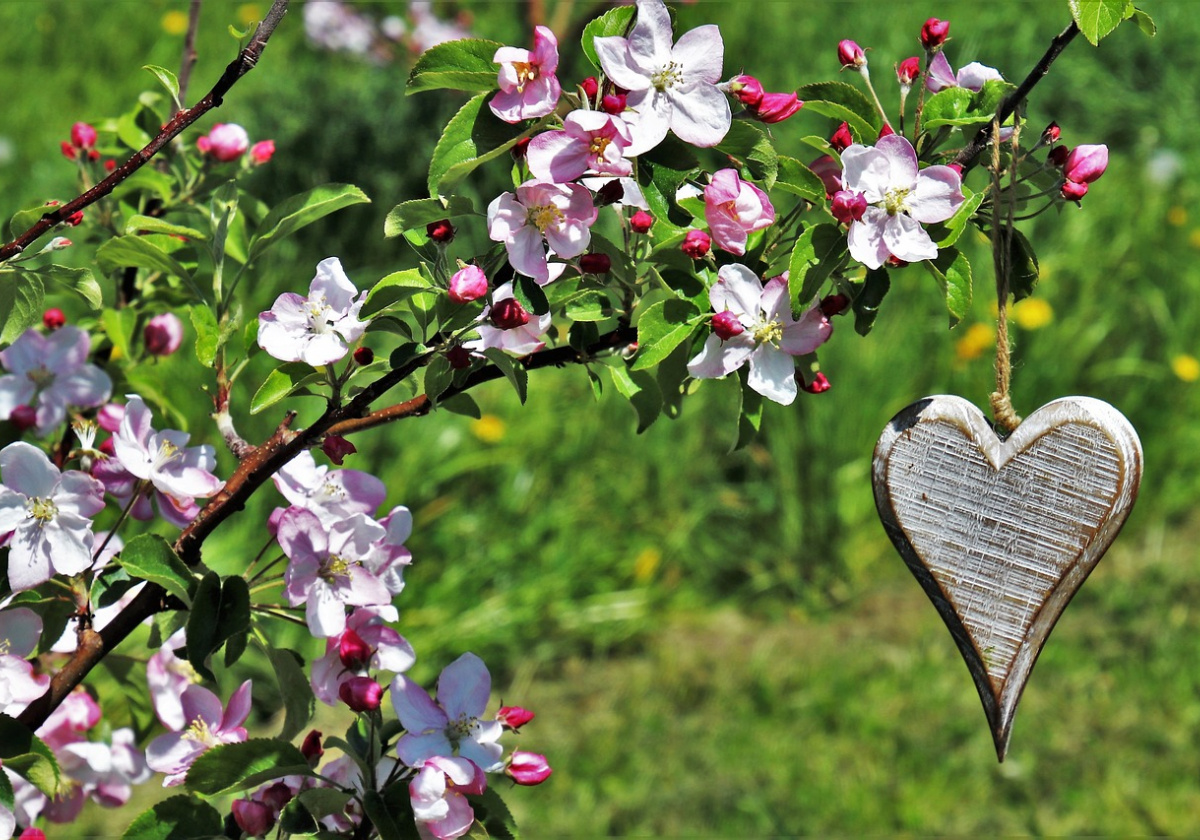 Byl pozdní večer, první máj...