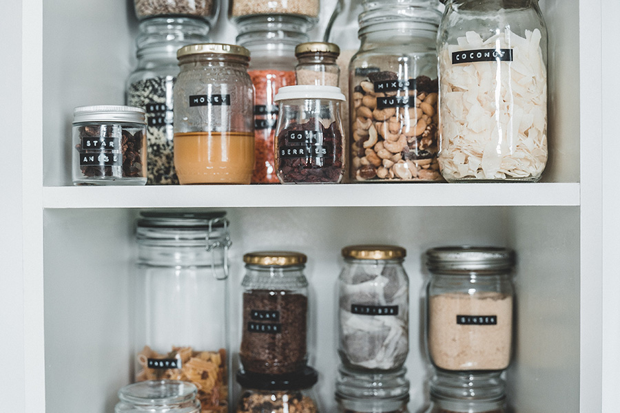 Neutrácejte za dovoz jídla! Co by v dobře vybavené spíži nemělo chybět?